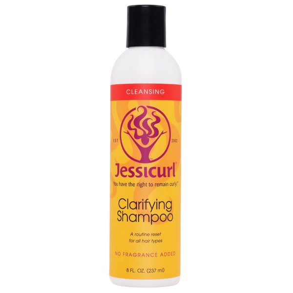 Le shampoing clarifiant Jessicurl. Tout en étant incroyablement doux, sans dessécher vos boucles, il élimine parfaitement l’accumulation de produits dans vos cheveux