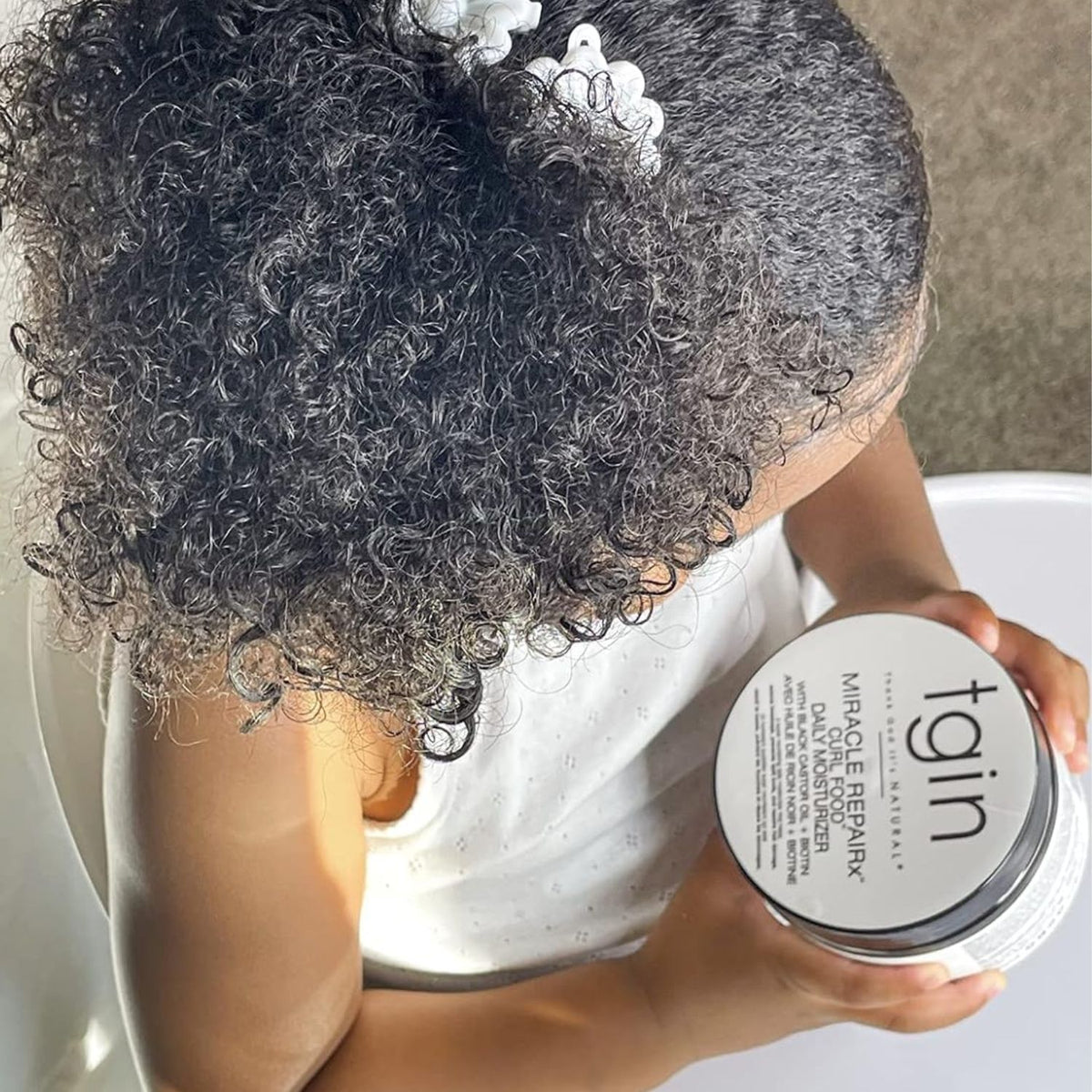 Le Curl Food de TGIN permet de nourrir, hydrater et fortifier la fibre capillaire. Il vous offre des boucles définies, souples / légères et il maîtrise les frisottis